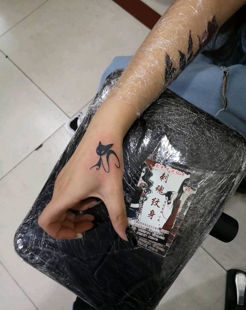 小猫咪纹身图片_手部老传统几何纹身图案