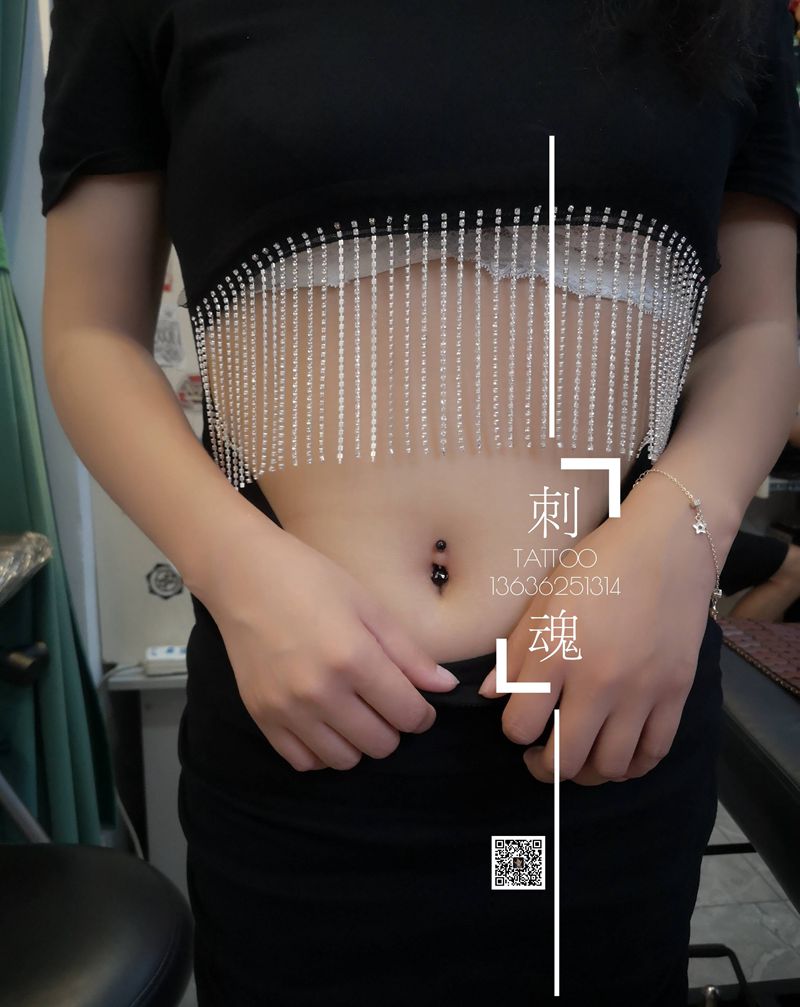 穿孔纹身图片_腹部几何纹身图案
