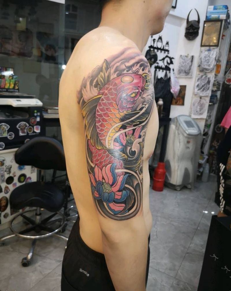 大臂锦鲤修改纹身图片_手臂新传统纹身图案