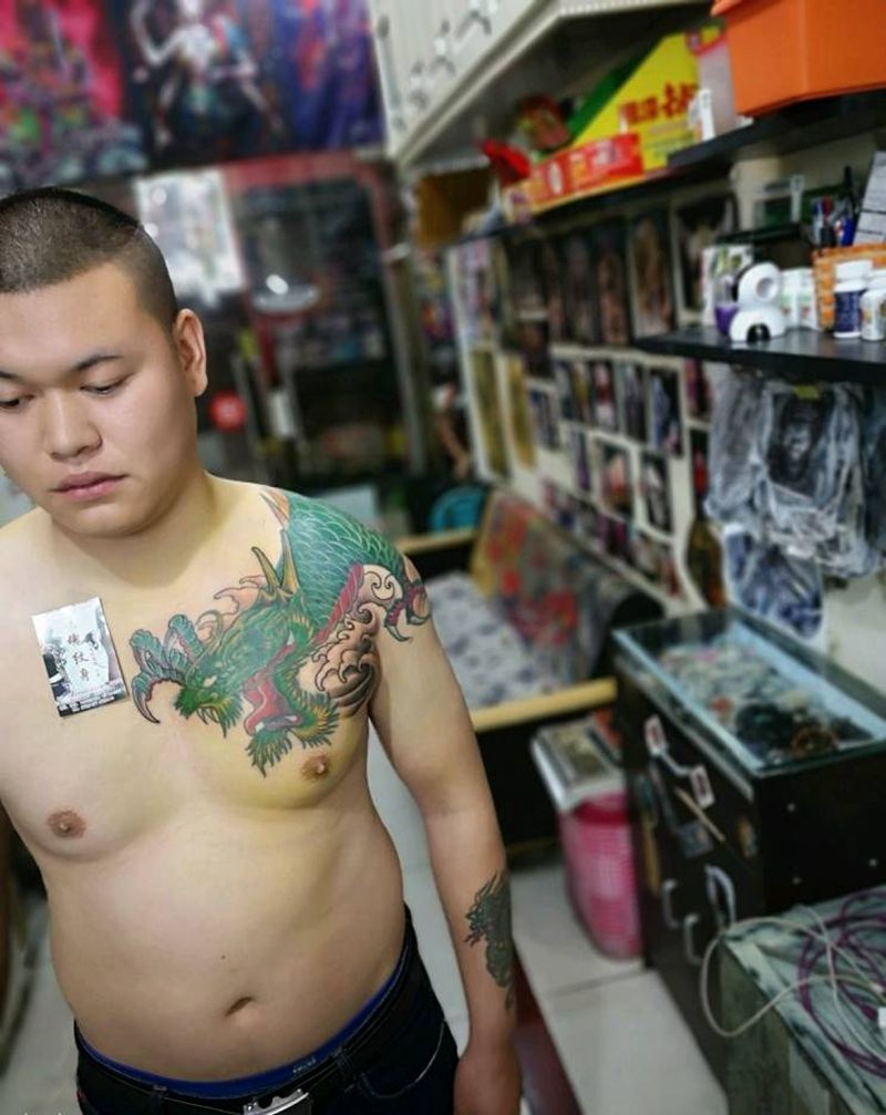 过肩龙纹身图片