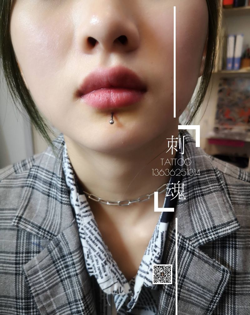 唇钉花絮纹身图片_颈部唇钉穿孔纹身图案
