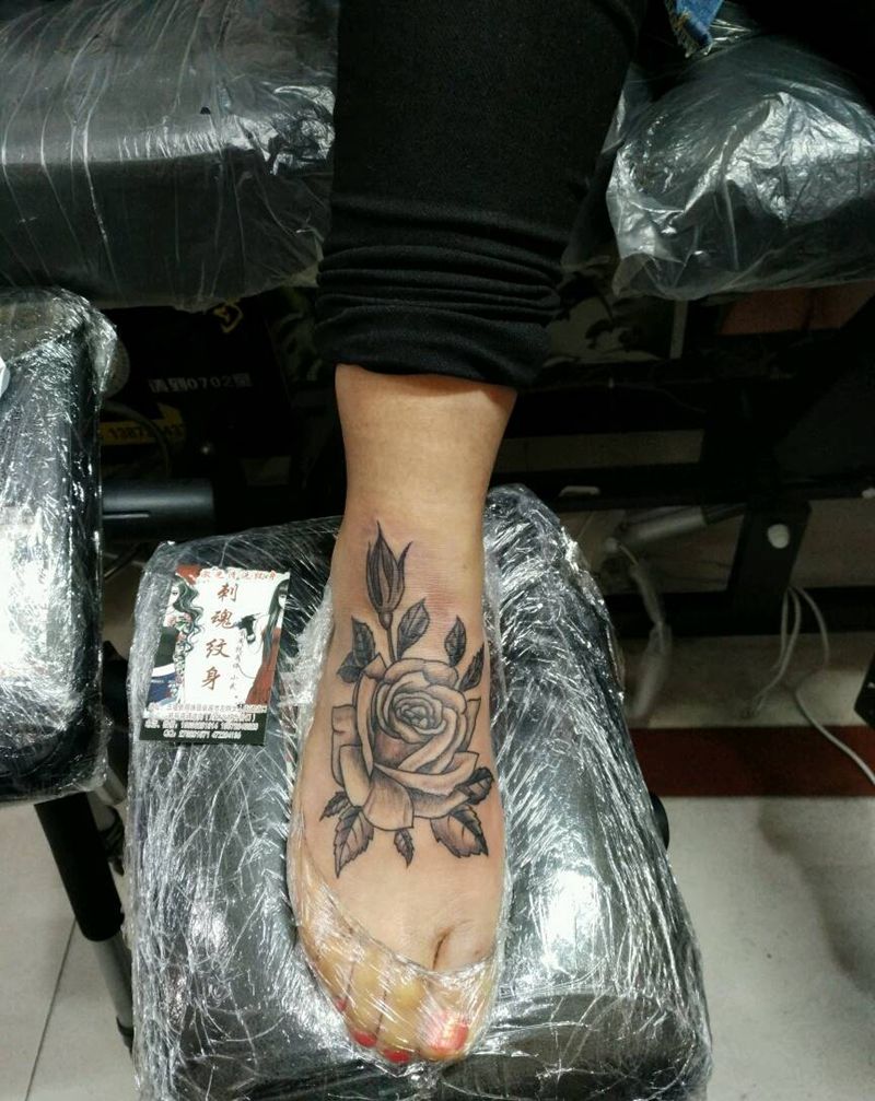 女神节脚背玫瑰纹身图片