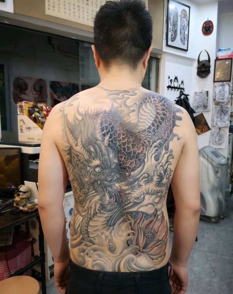 遮盖，满背龙纹身图片_背部老传统纹身图案