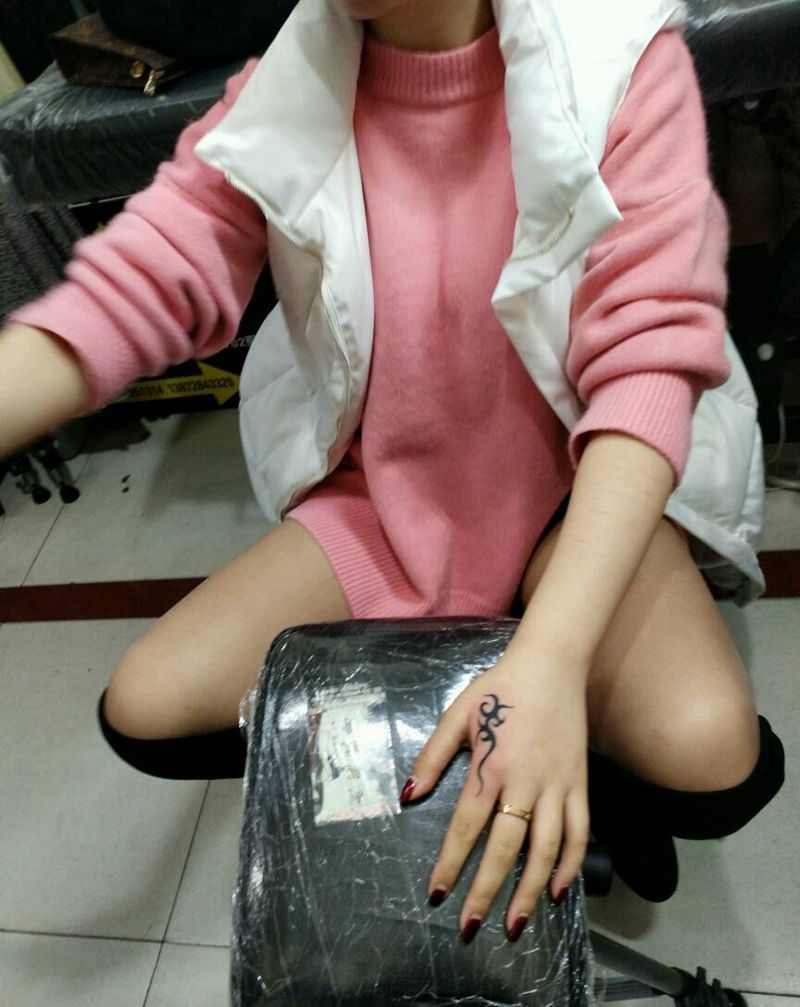 虎口小图腾纹身图片_手部传统清新字符图腾原创花絮生活成品插画纹身图案