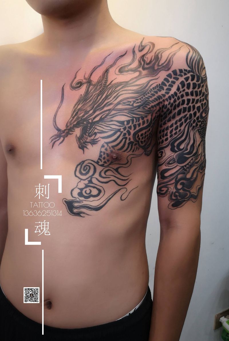 过肩火麒麟纹身图片_肩部新传统图腾纹身图案