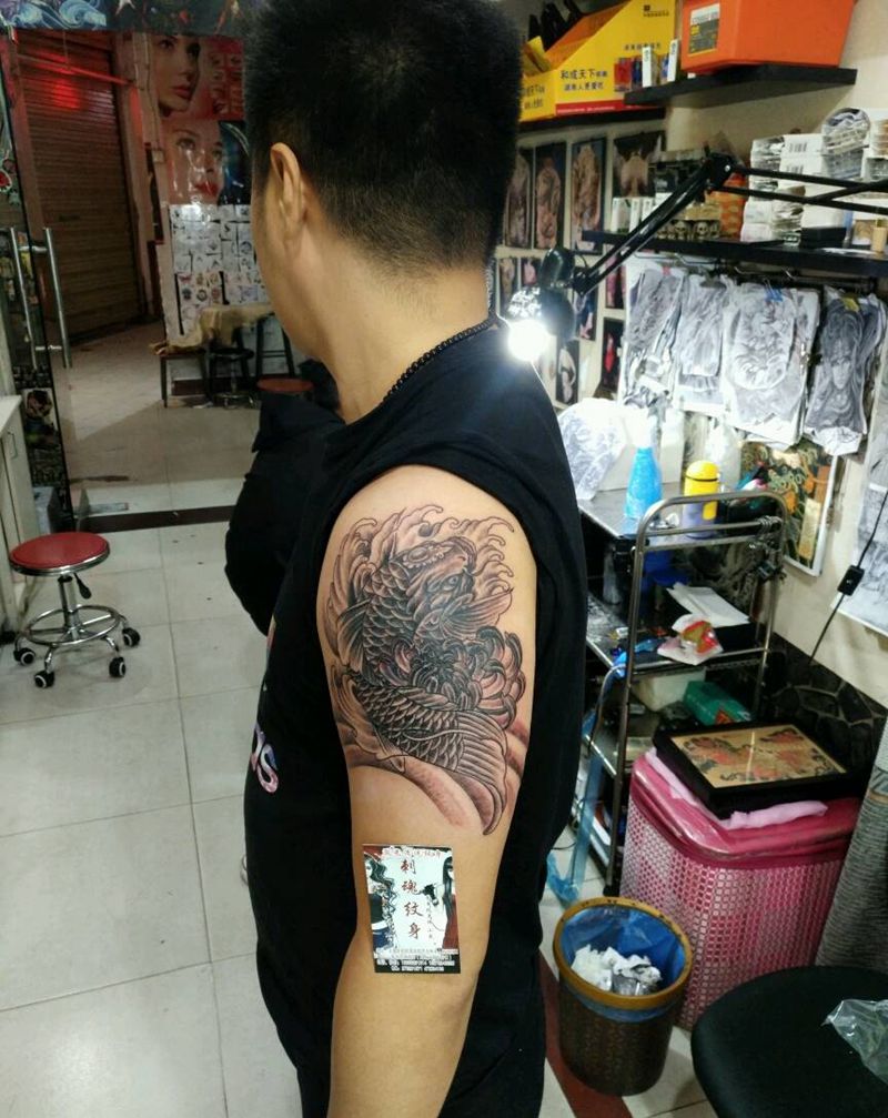 大臂锦鲤纹身图片_手臂传统动物原创花絮生活成品插画纹身图案