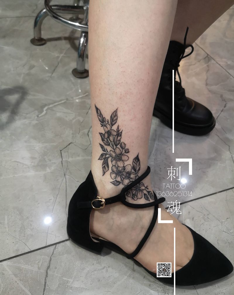 脚踝素花纹身图片_腿部点刺几何纹身图案