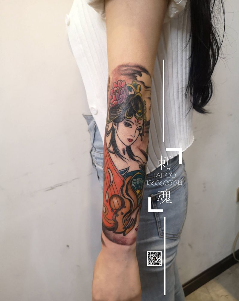 古典美女图纹身图片_手臂新传统几何纹身图案