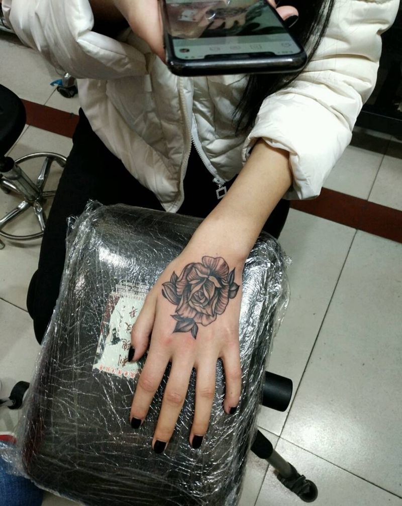 玫瑰纹身图片_手部传统植物原创花絮生活成品纹身图案