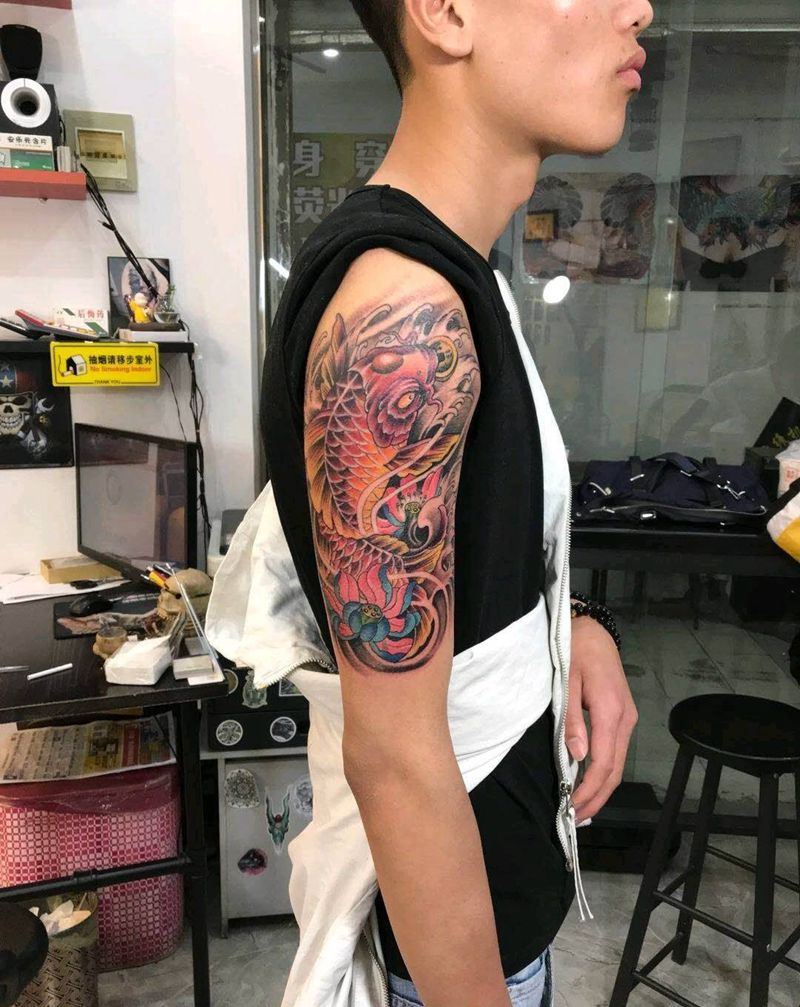 色彩锦鲤纹身图片_手臂新传统纹身图案