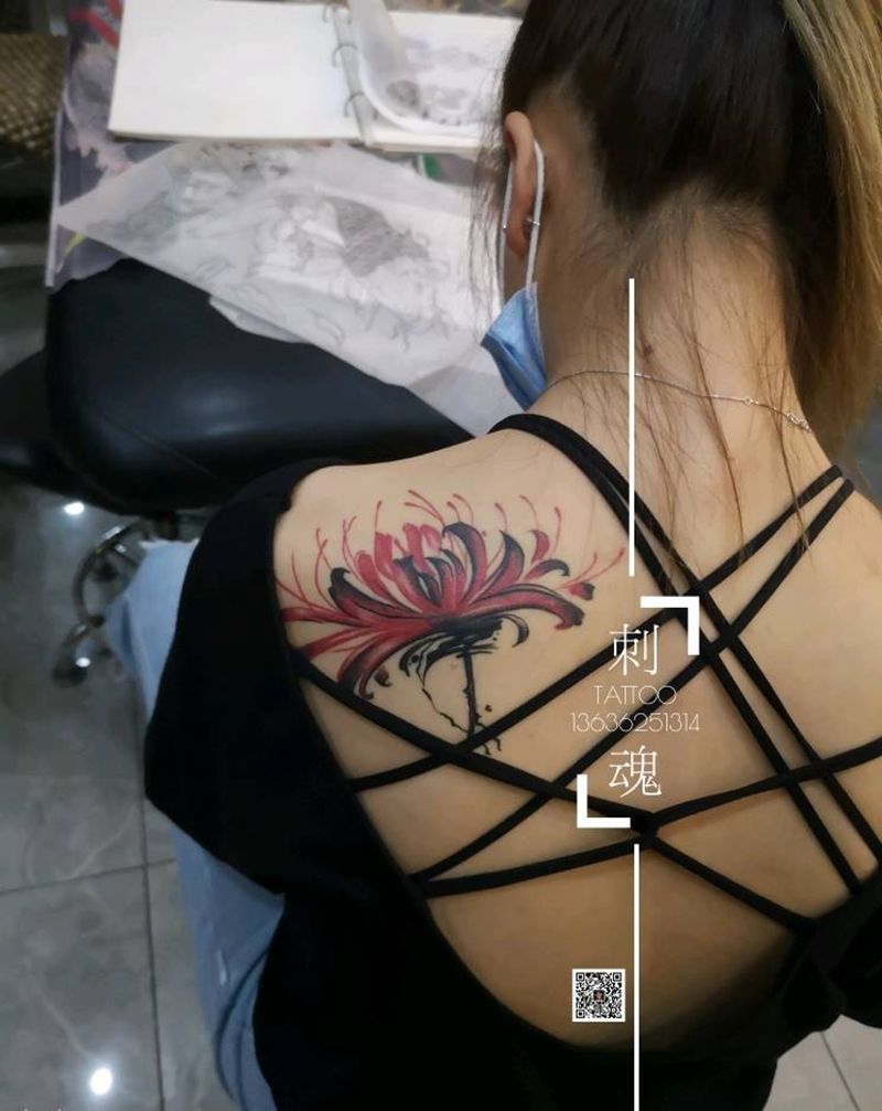 后肩彼岸花恢复后纹身图片_肩部水彩新传统纹身图案