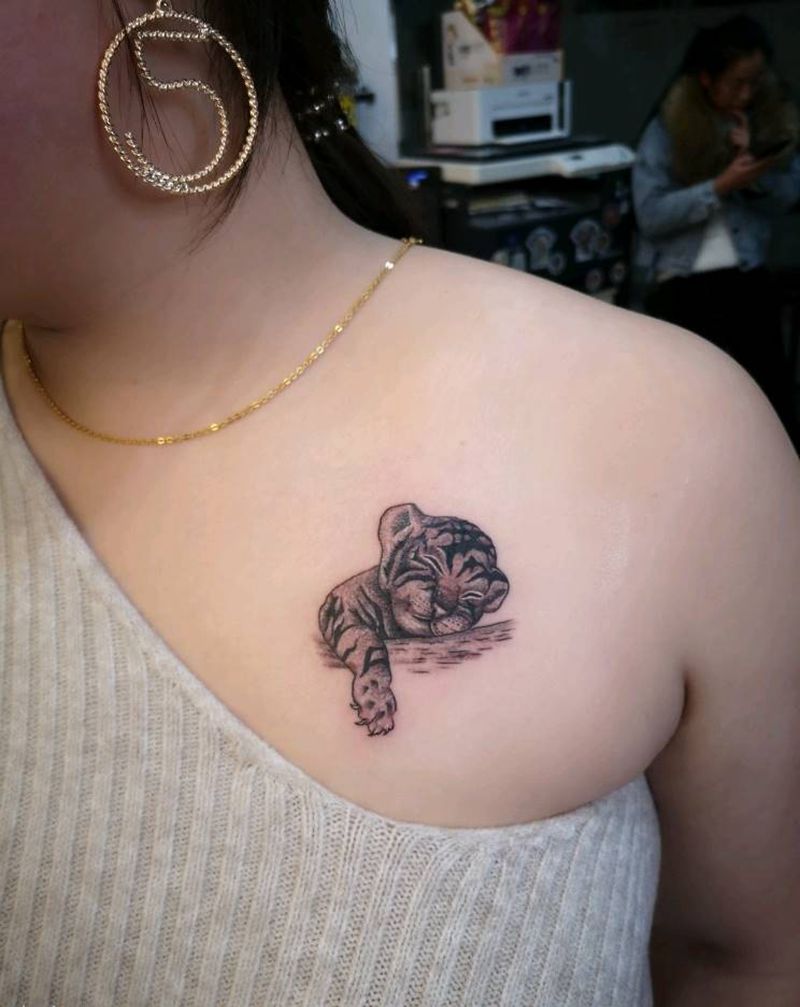 小脑斧纹身图片_胸部点刺纹身图案