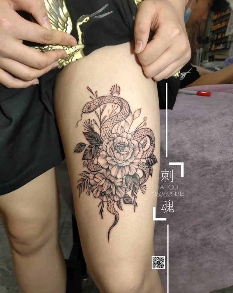 大腿素花蛇纹身图片_腿部几何点刺纹身图案