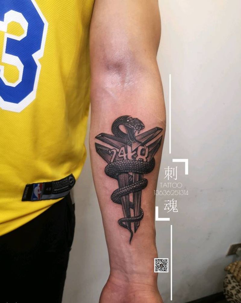 小臂黑曼巴纹身图片_手臂欧美写实纹身图案