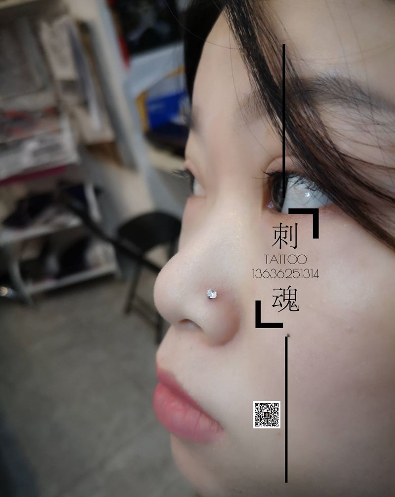 鼻钉穿孔纹身图片_鼻钉穿孔纹身图案
