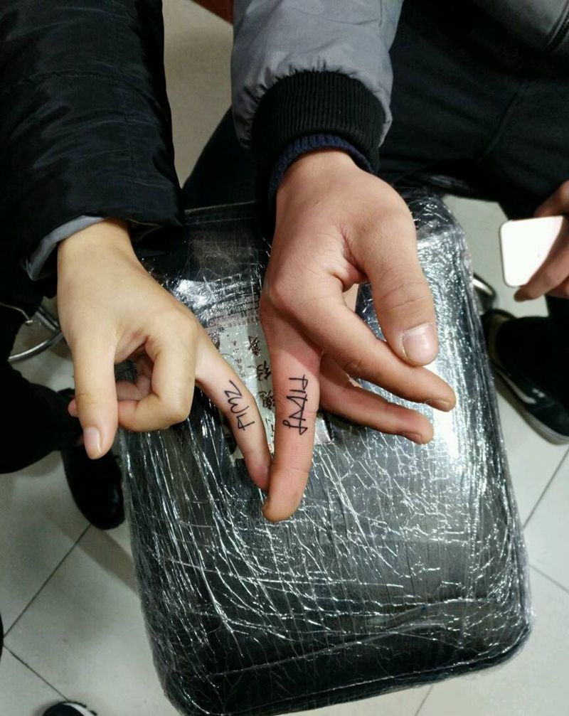 情侣手指小字母纹身图片_手部清新原创花絮生活成品手稿纹身图案