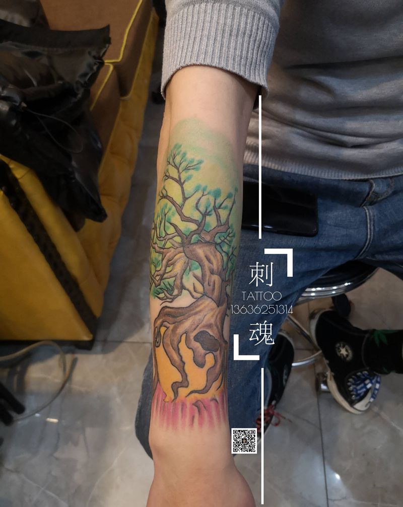 水彩树纹身图片_手臂水彩纹身图案