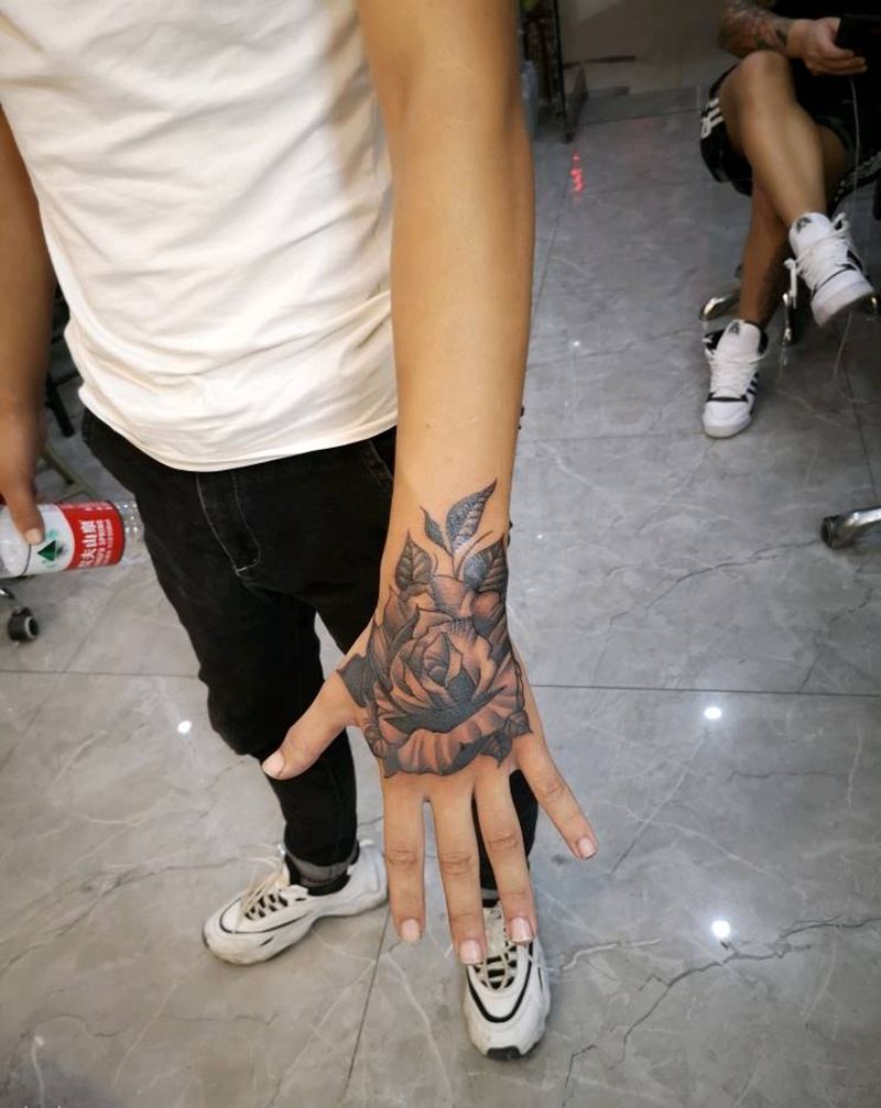 手背玫瑰纹身图片_手部老传统纹身图案