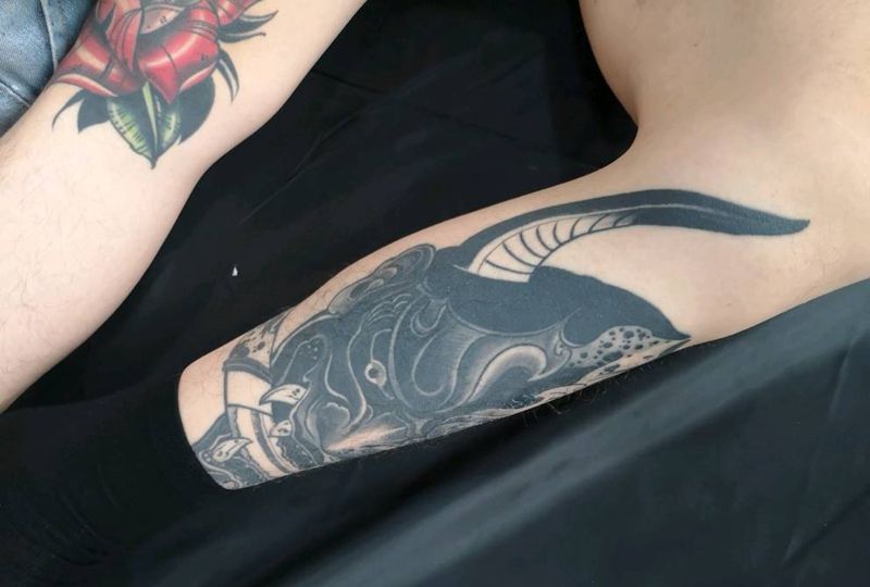 腿部小图纹身图片