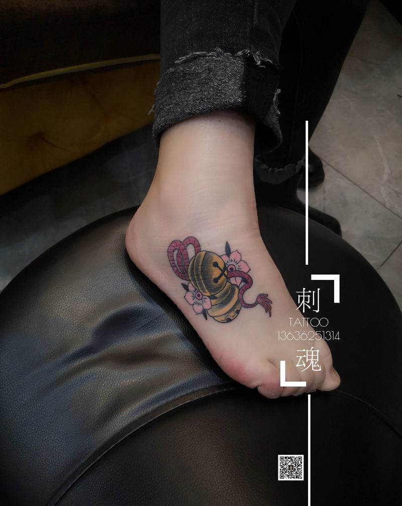 铃铛纹身图片_脚部新传统纹身图案