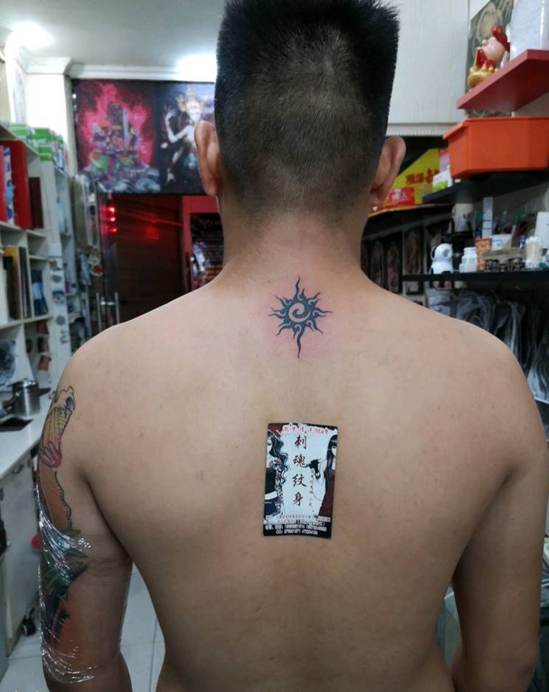 太阳图腾纹身图片_颈部纹身图案