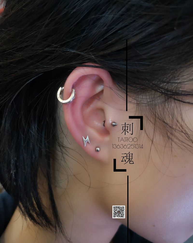 耳骨钉 穿孔纹身图片_耳骨钉 穿孔纹身图案