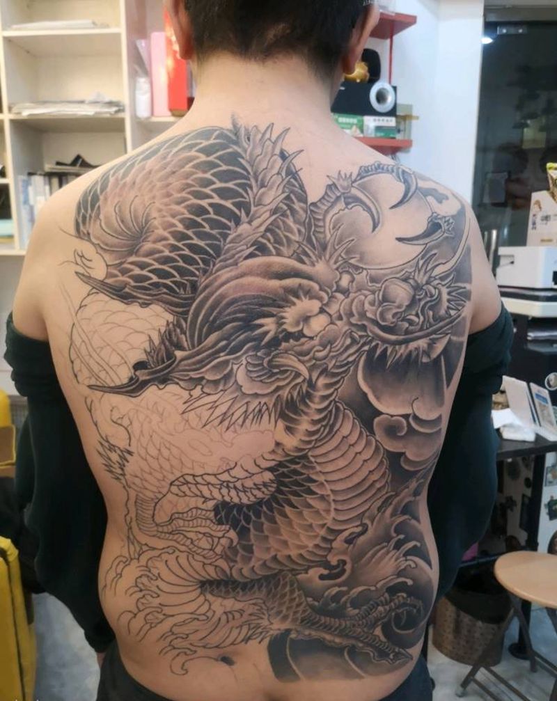 满背龙纹身图片_新传统纹身图案