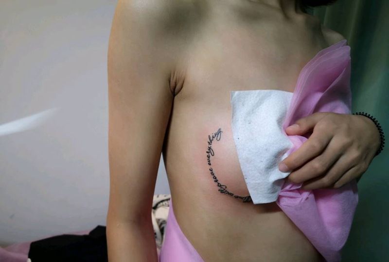 小清新字母纹身图片_胸部几何纹身图案