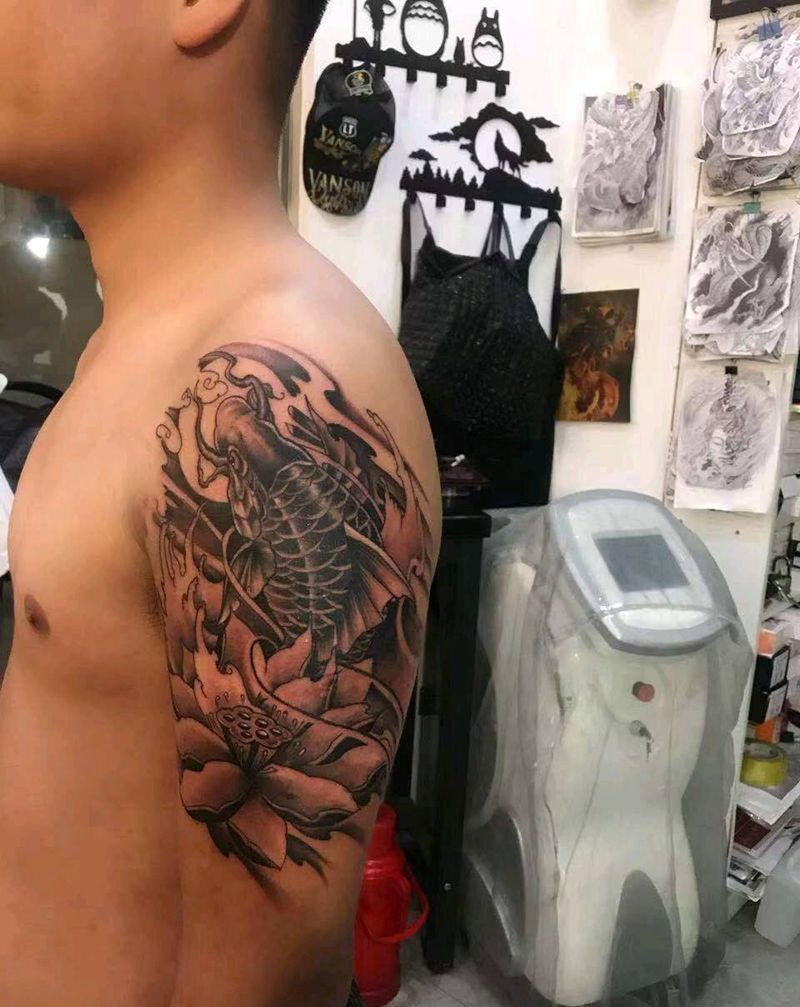 大臂锦鲤，遮盖旧纹身纹身图片_手臂新传统纹身图案