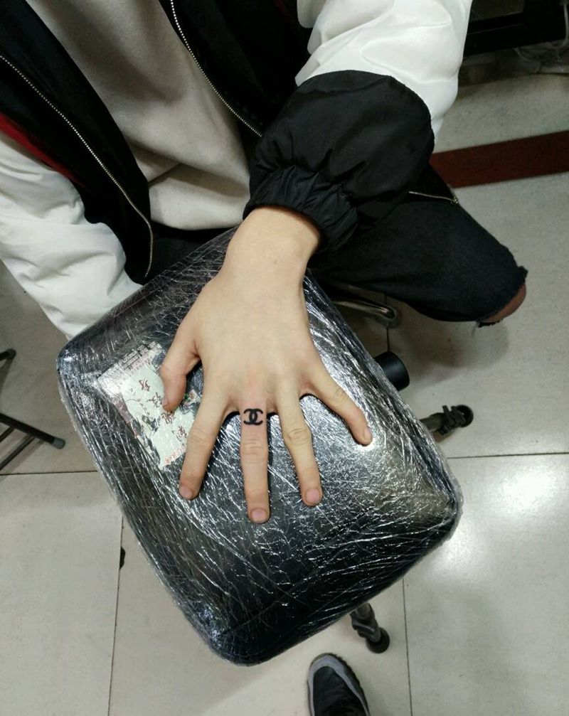 香奈儿标志纹身图片_手部传统清新几何花絮生活成品纹身图案