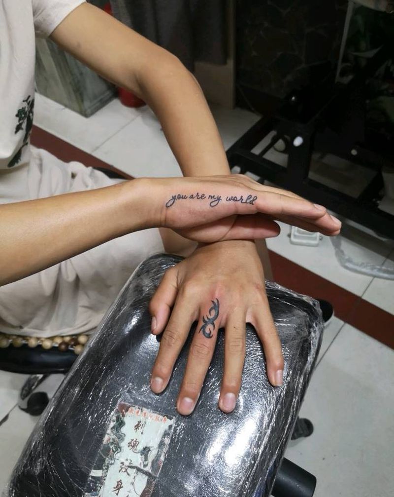 小清新字母纹身图片_手部图腾花体字纹身图案