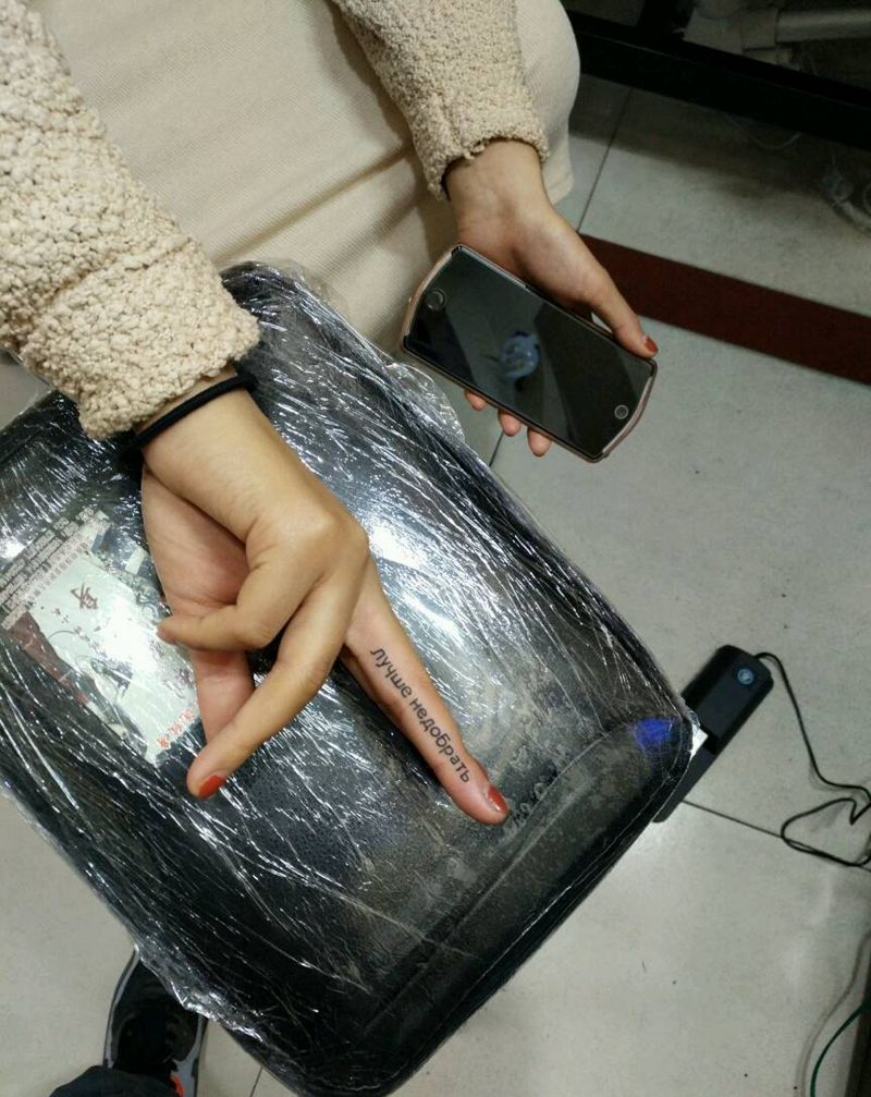 手指小字母纹身图片_手部传统清新字符图腾原创花絮生活成品手稿纹身图案