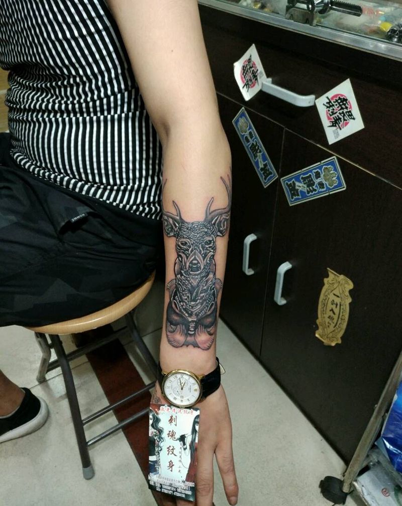 鹿纹身图片_传统清新写实动物花絮生活成品手稿纹身图案