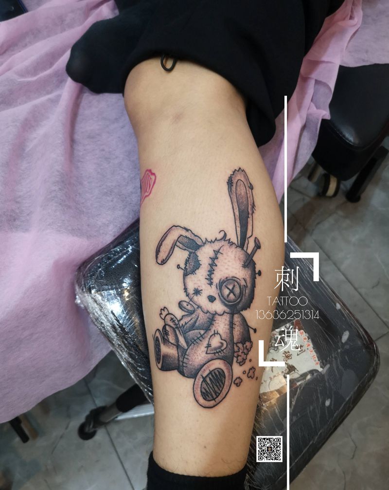 暗黑小兔子纹身图片_腿部新传统点刺纹身图案