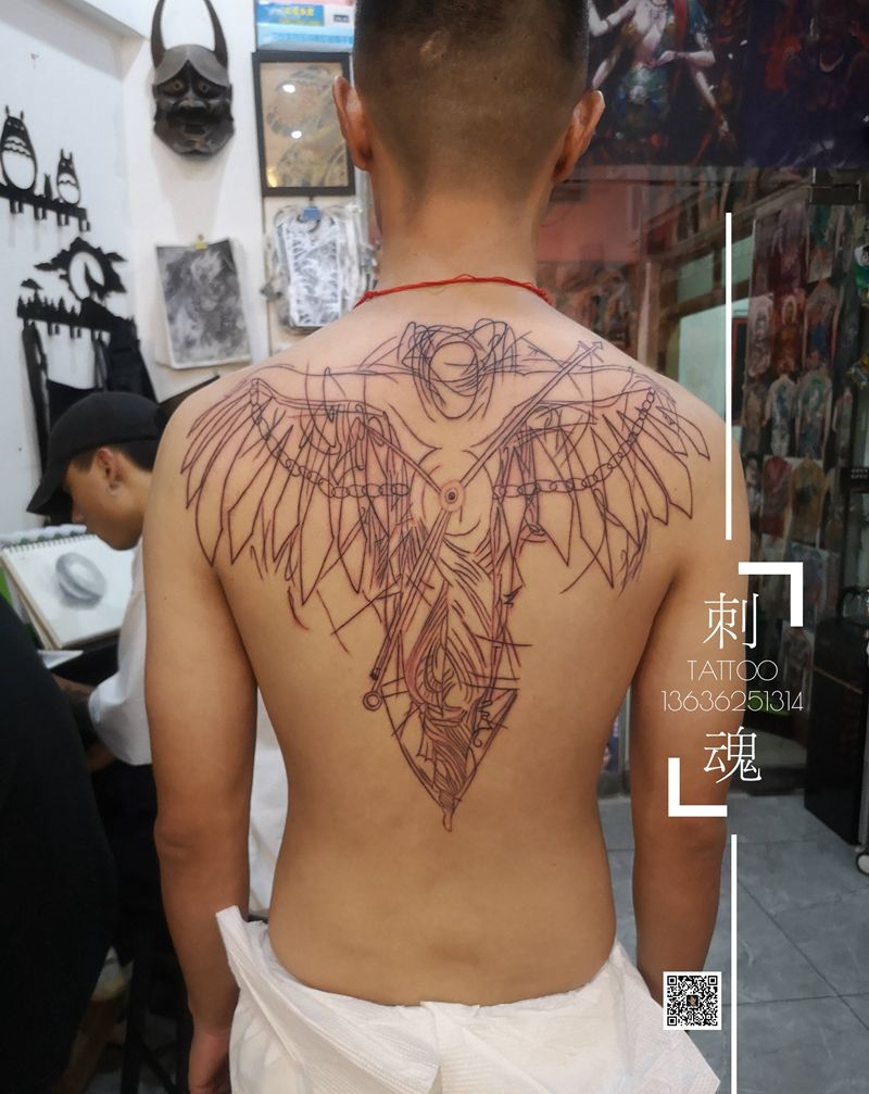 暗黑天使纹身图片_背部几何水墨纹身图案