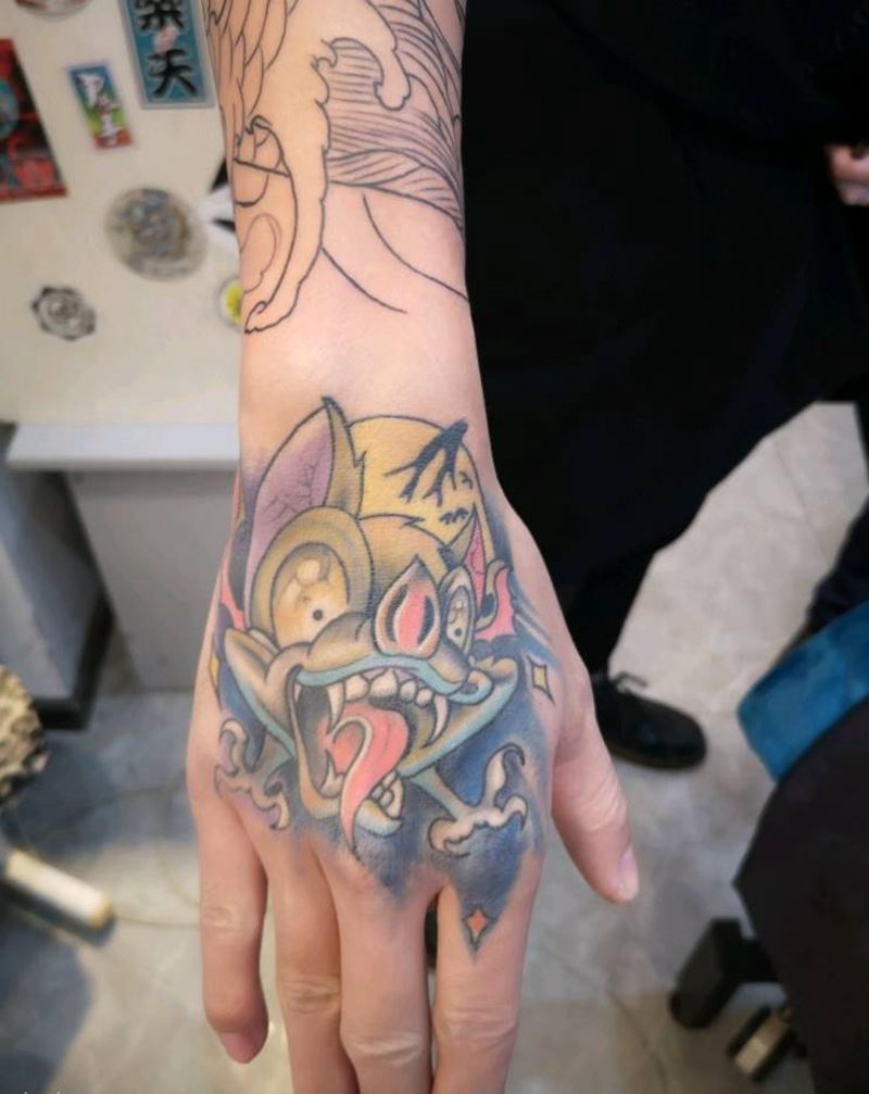 手背蝙蝠纹身图片_手部New School纹身图案