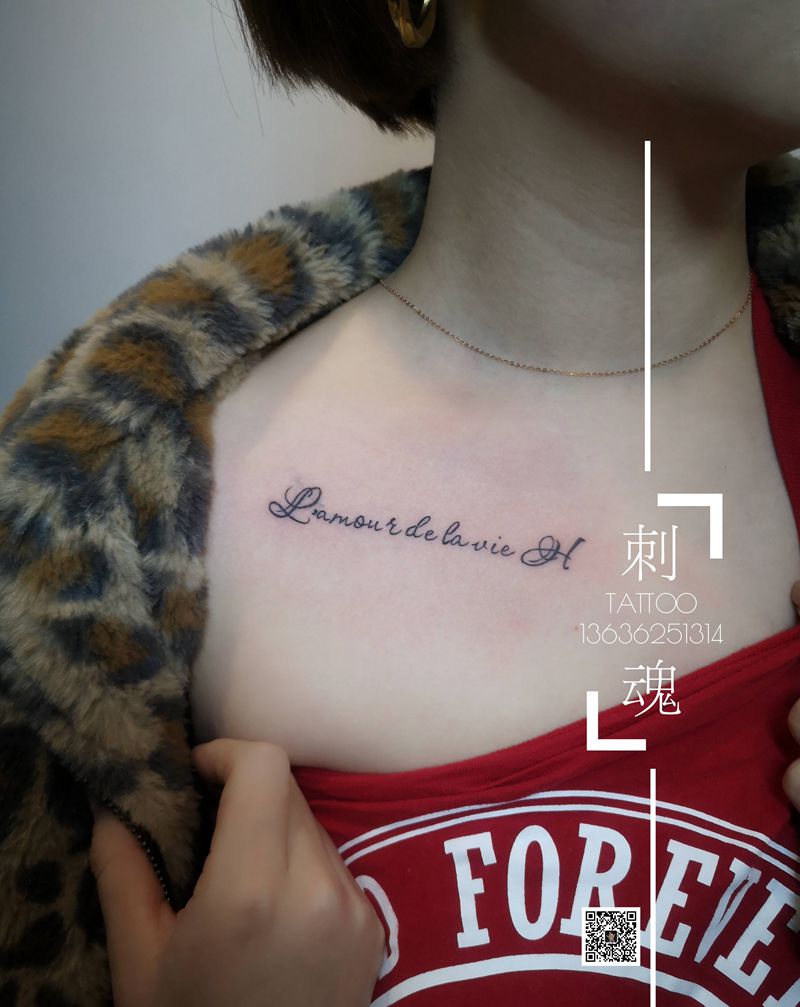 情侣小字母纹身图片_胸部几何纹身图案