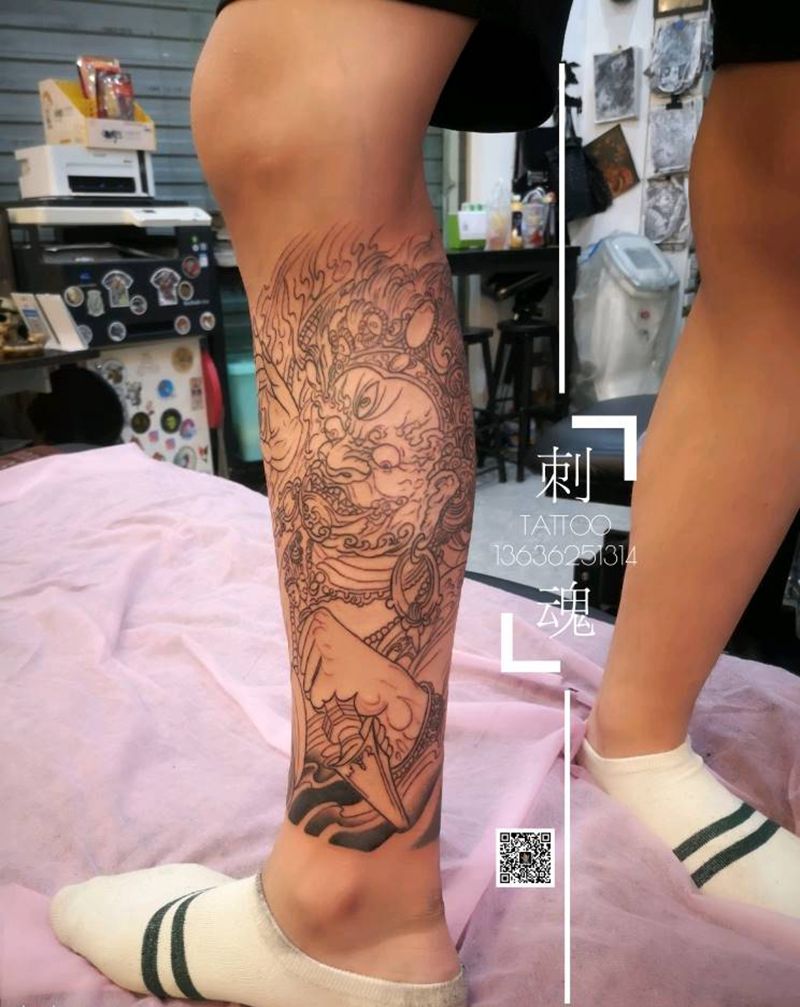 包小腿天王二郎神线条纹身图片_腿部新传统几何纹身图案