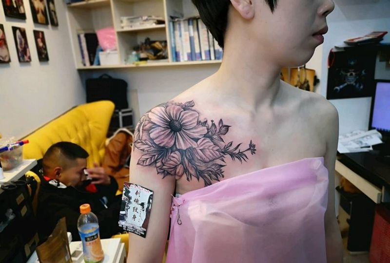 花胸纹身图片_胸部肩部新传统纹身图案