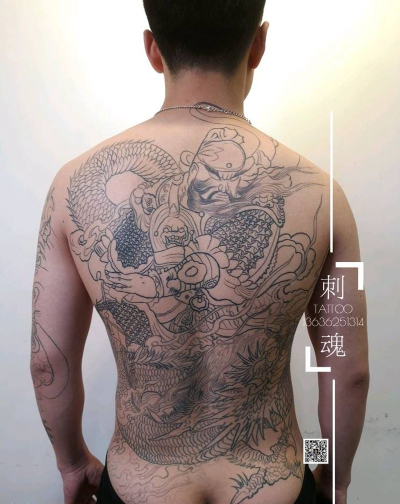 满背关公线条纹身图片_背部新传统纹身图案