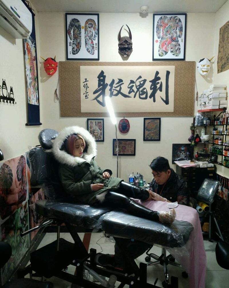 小腿梵花花絮纹身图片_腿部花絮生活插画纹身图案