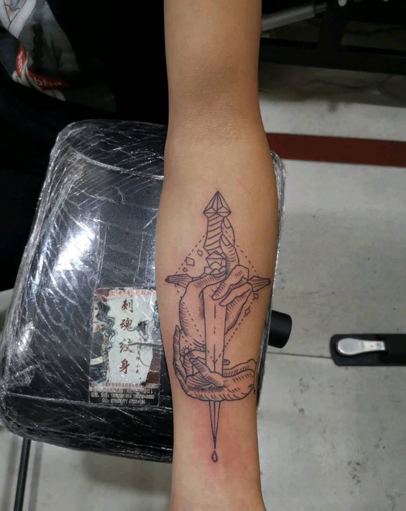 匕首，手纹身图片_手臂纹身图案