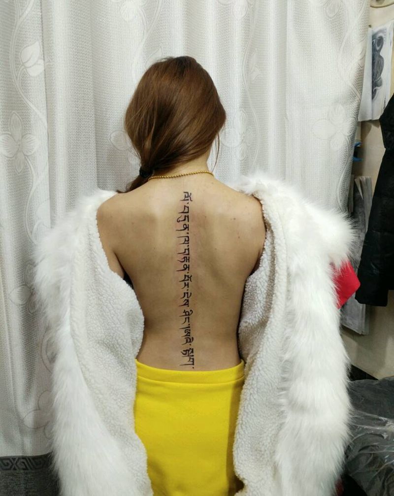 脊椎骨梵文纹身图片_背部习俗清新字符图腾原创花絮生活成品插画纹身图案