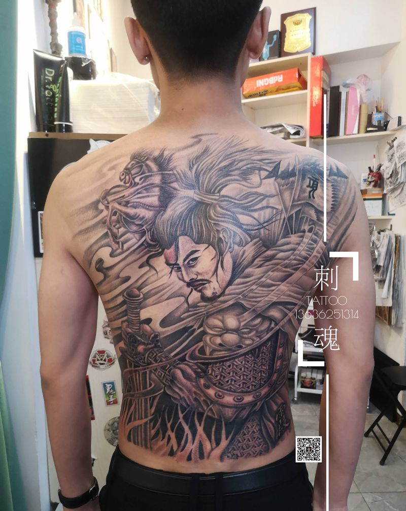 满背项羽纹身图片_背部新传统纹身图案