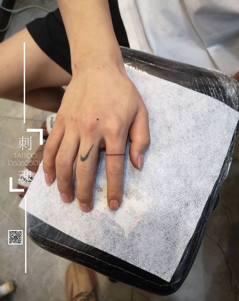 小清新字母一波纹身图片_胸部几何纹身图案