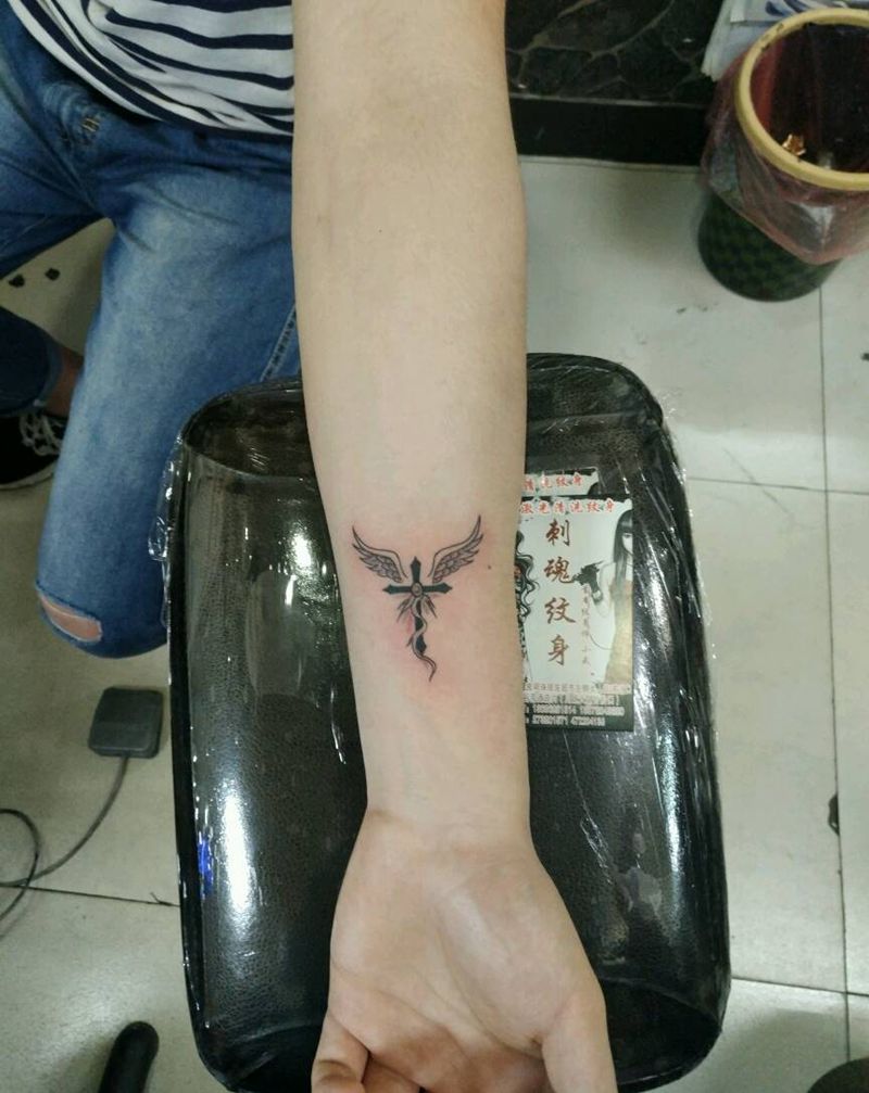 十字架翅膀纹身图片_手臂清新几何宗教花絮生活成品手稿纹身图案