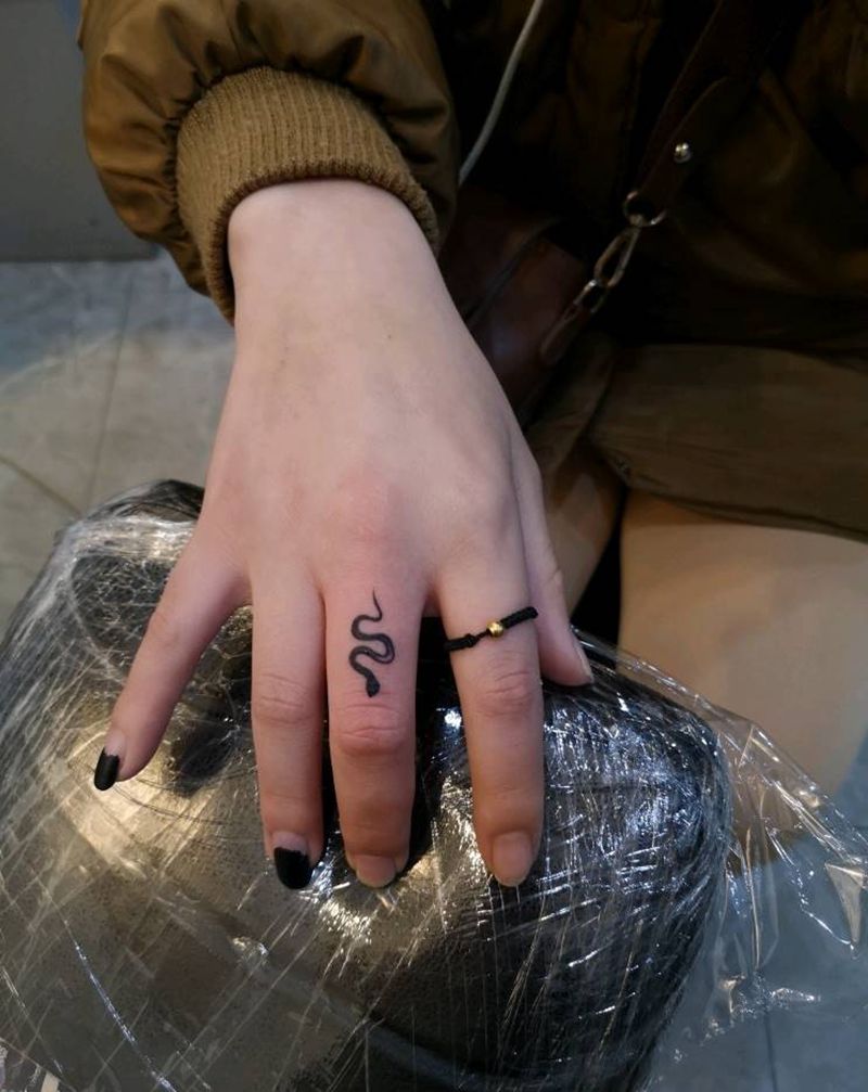 小蛇纹身图片_手部图腾纹身图案