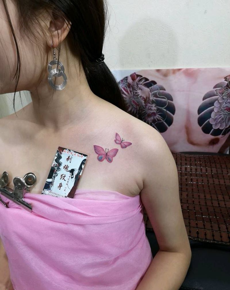 小蝴蝶纹身图片_胸部欧美写实蝴蝶纹身图案