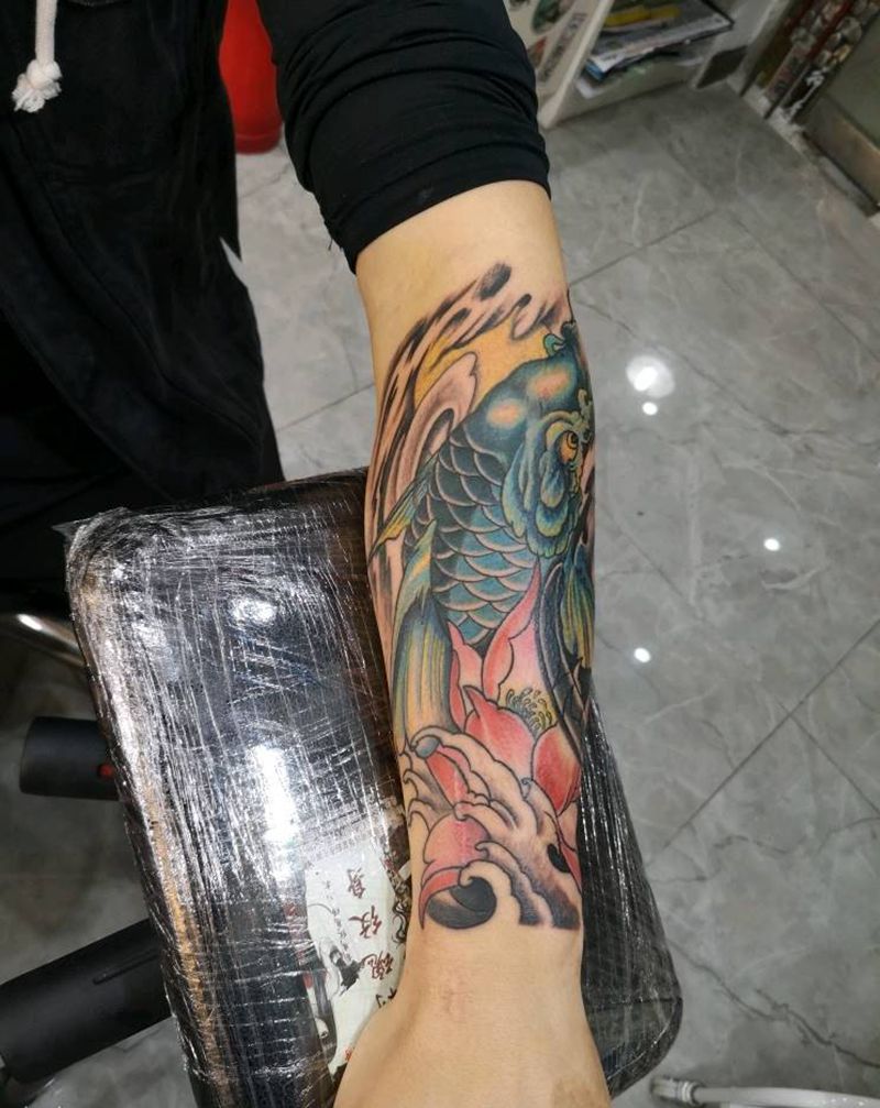 小臂盖疤，锦鲤纹身图片_手臂新传统纹身图案