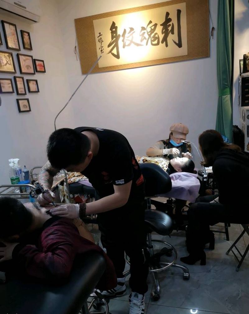 刺魂手艺人纹身图片_手部新传统纹身图案